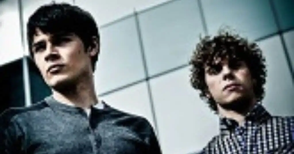 indie rockers next to each other